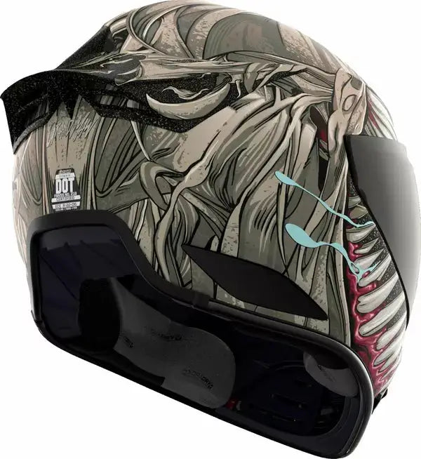 Baksidan av Icon Domain™ Hjälm med detaljerad monsterdesign och DOT-certifiering. Säker och stilren för motorcykelentusiaster.