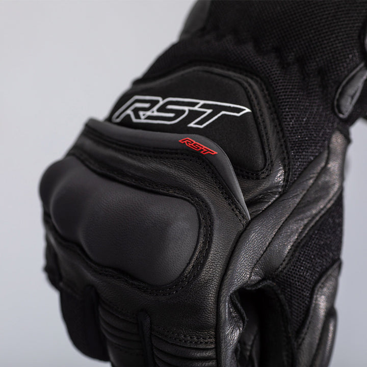 Närbild på RST Mc-Handskar Urban Air 3 Mesh Svart med logotyp och robusta knogskydd för optimal säkerhet och komfort.