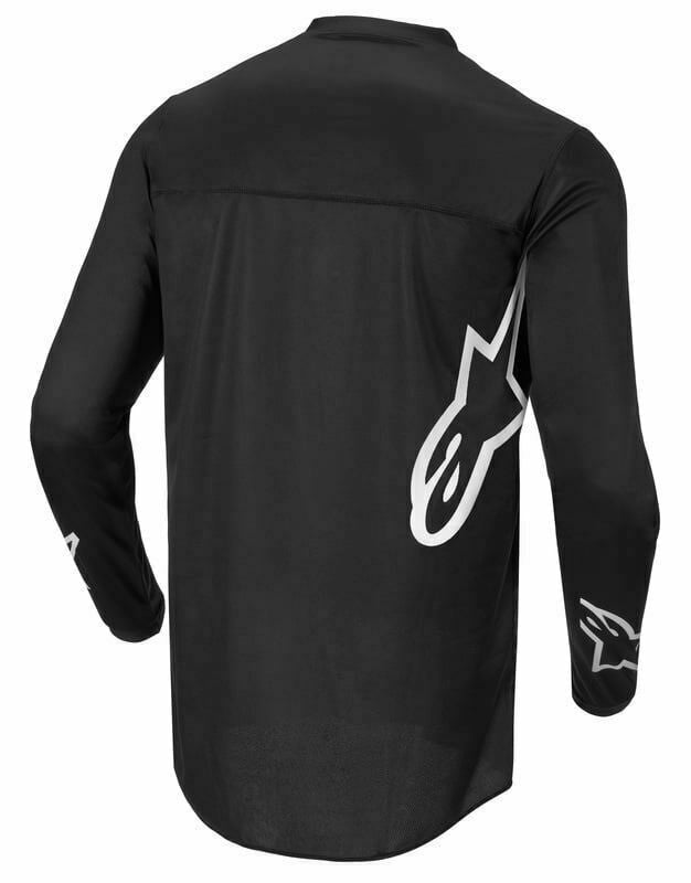 Baksidan av Alpinestars Tröja Racer Graphite Svart, med stor vit logotyp på ärmen. Tillverkad i lätt och ventilerande material för motocross.