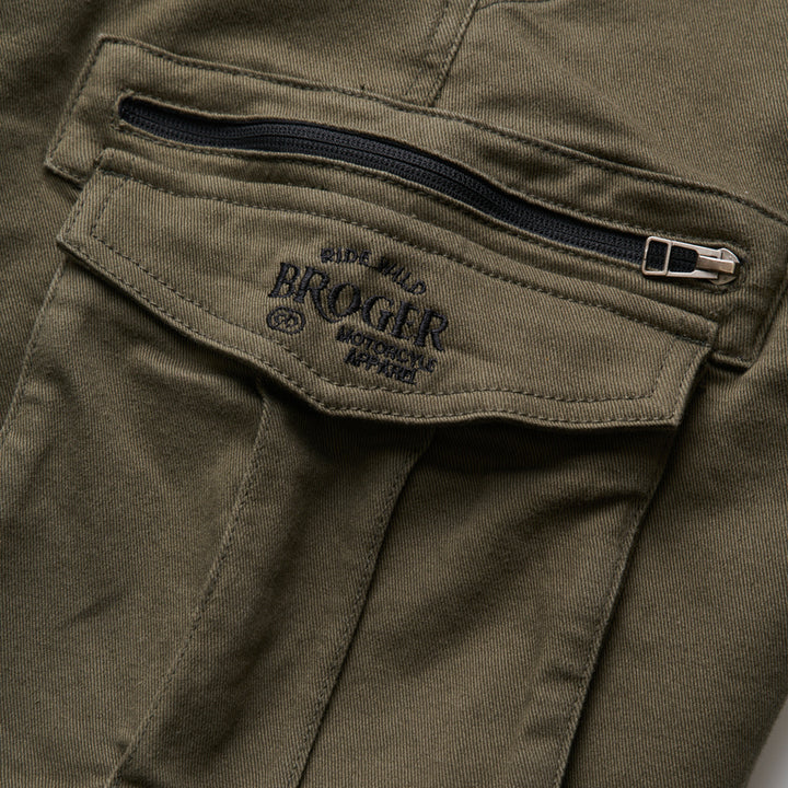 Detaljbild av ficka på Broger Kevlar Mc-Jeans Alaska Olive med dragkedja och Broger-logotyp för en praktisk och snygg design.
